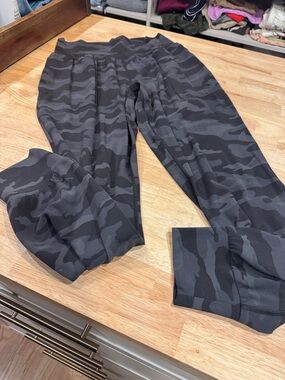 Athleta Salutation Jogger size small